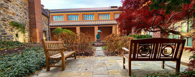 Courtyard with two benches and fountain